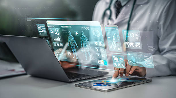 Doctora viendo una radiografía en una tablet