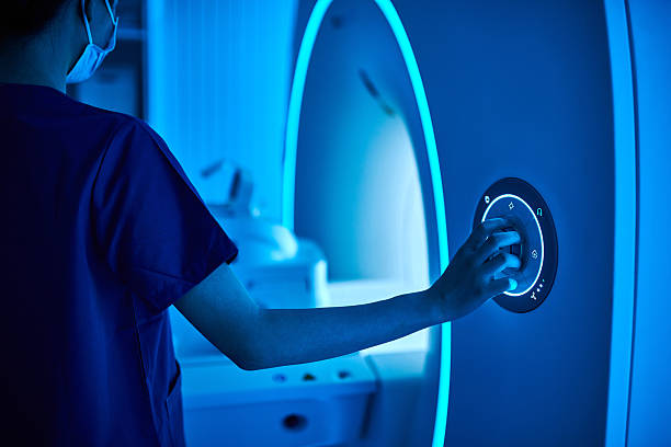 Profesional médico analizando imágenes de diagnóstico